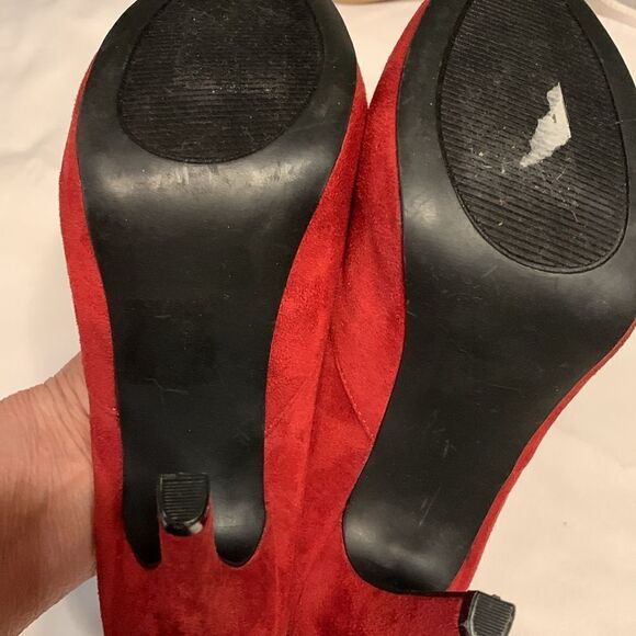 VERSONA Size 9 red faux suede heels - Picture 6 of 10